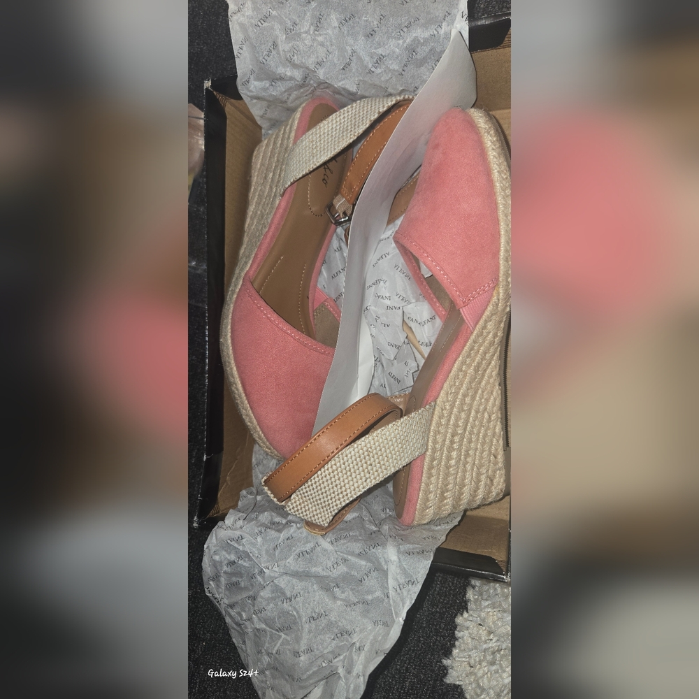 Stlye and CO Women's salmon colored Wedge Sandals size 9